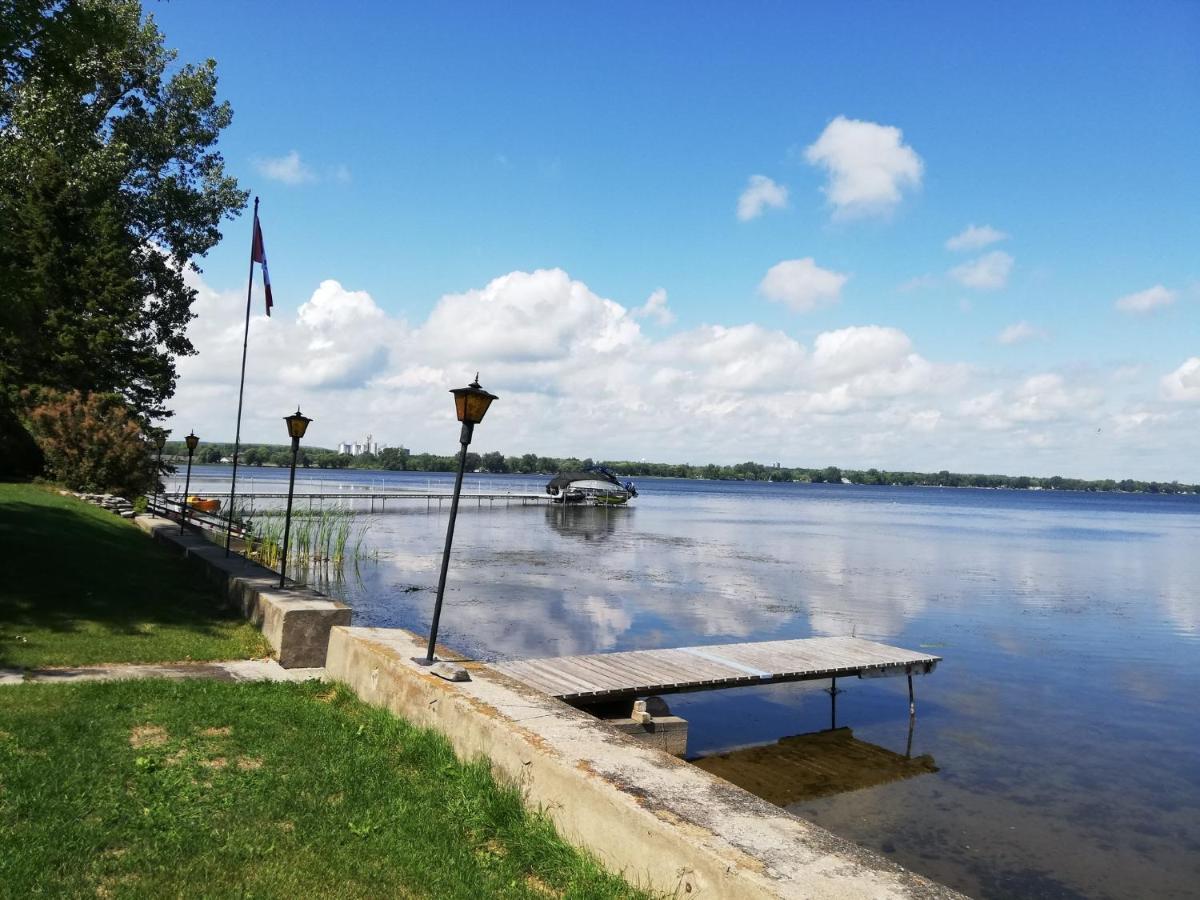 Entire Waterfront Cottage In Carrying Place Exterior foto